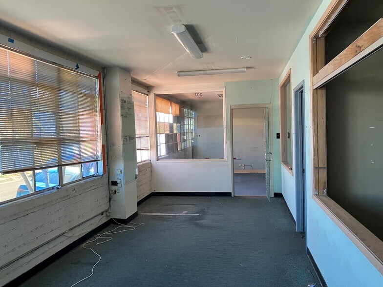 More Photos Of 1036 Ashby Ave, Berkeley Showroom For Lease