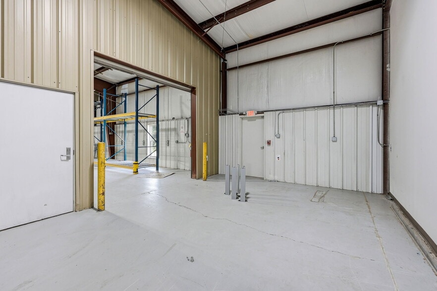 More Photos Of 1655 Oakbrook Dr, Gainesville Flex For Lease