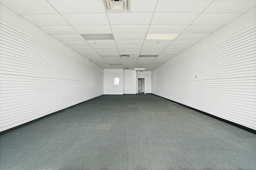 More Photos Of 1100 McArthur Rd, Jeffersonville Light Distribution For Lease