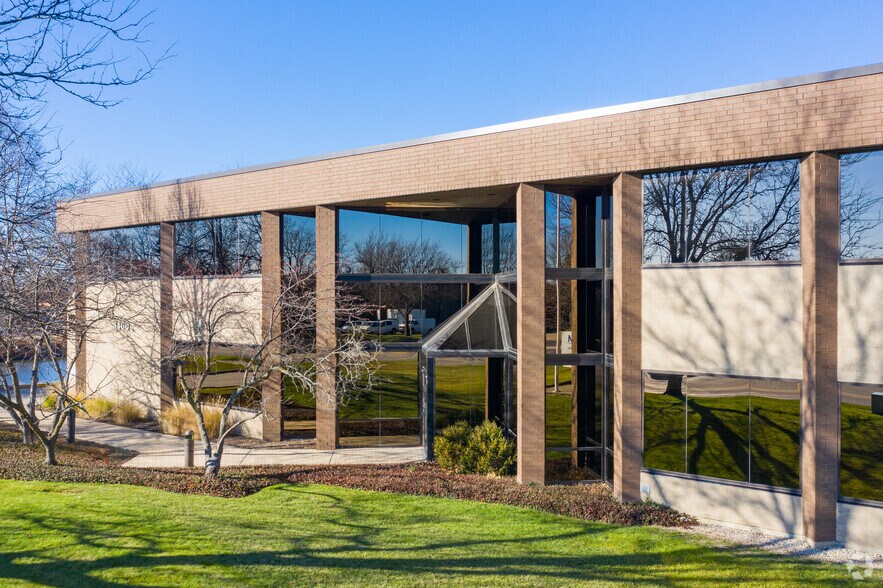 More Photos Of 1400 Busch Pky, Buffalo Grove Manufacturing For Lease