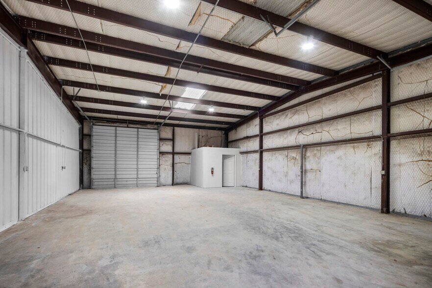 More Photos Of 2703 Commerce St, Marble Falls Warehouse For Lease