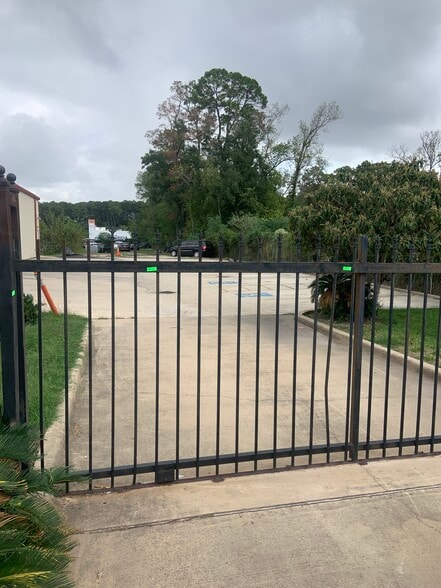 More Photos Of 19638 Dunbar Ave, Humble Service For Lease