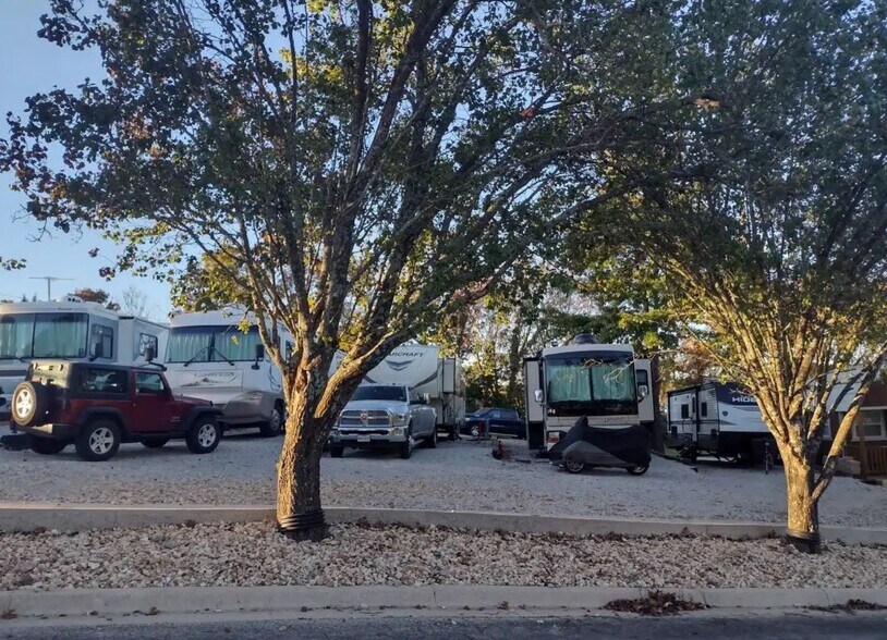 More Photos Of 3330 Harvey Ln, Branson Trailer Camper Park For Sale