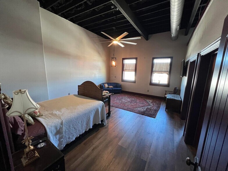 More Photos Of 119 E 5th St, Bonham Restaurant For Sale