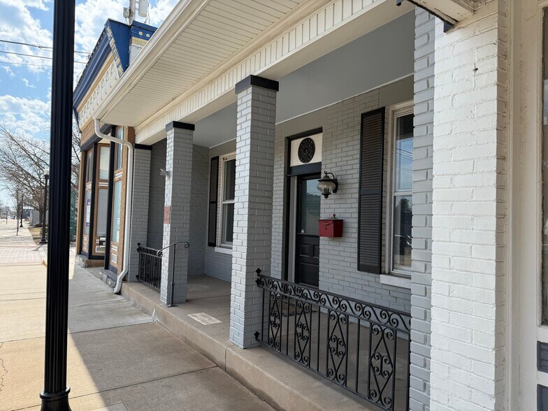More Photos Of 122 S Main St, Bentonville Office Residential For Lease