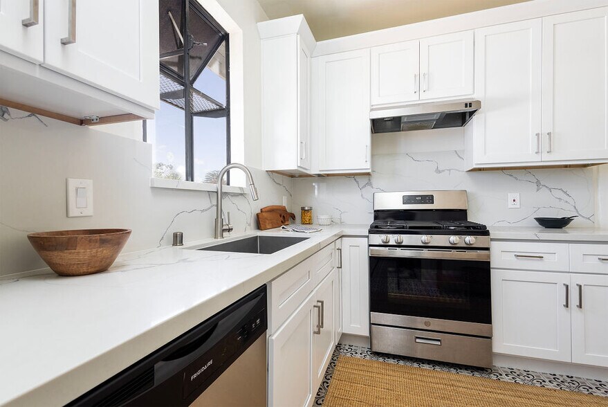 More Photos Of 1053 Hudson ave, Los Angeles Apartments For Sale