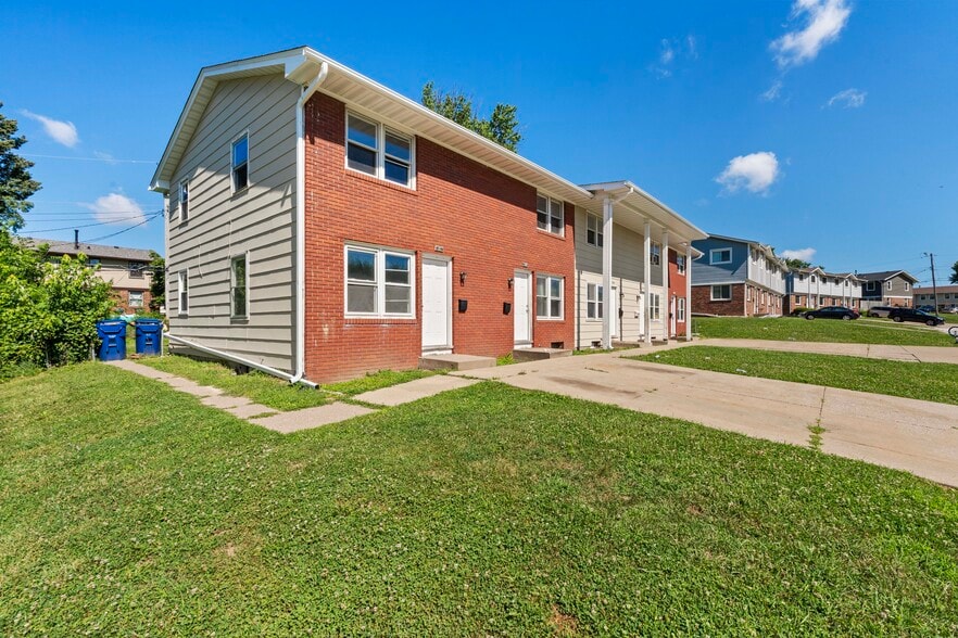 More Photos Of 2704 Magnolia Dr, Bettendorf Multifamily For Sale