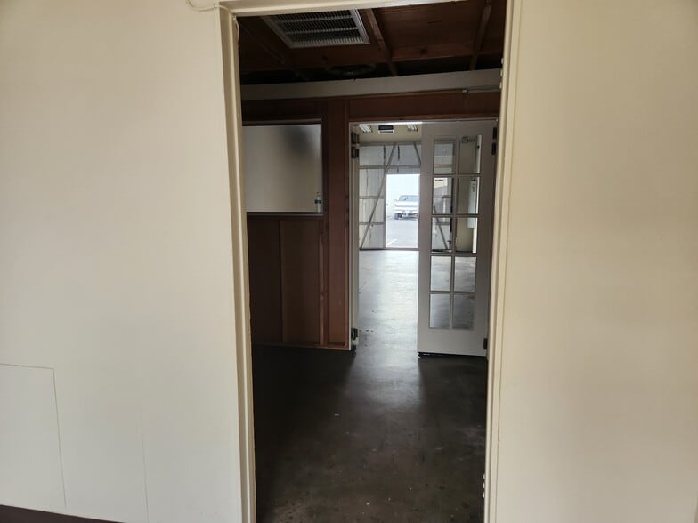 More Photos Of 6154-6160 Lemona Ave, Van Nuys Warehouse For Lease