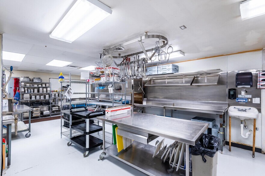 More Photos Of 117 Pine St, Pinedale Restaurant For Sale