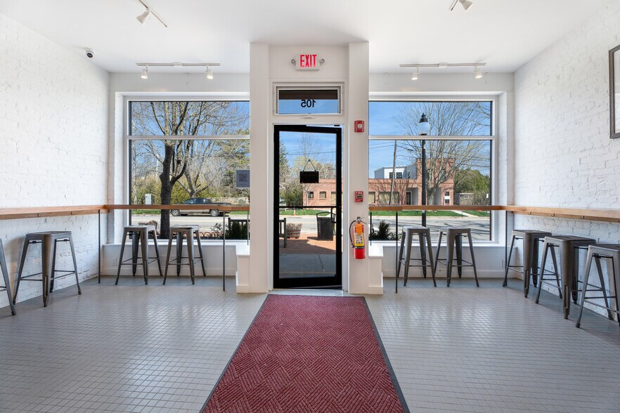 More Photos Of 105-107 Newtown Ln, East Hampton Storefront Retail Residential For Sale