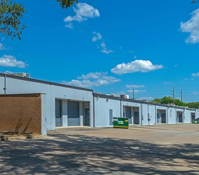 More Photos Of 1416-1428 N Sam Houston Pky E, Houston Unknown For Lease