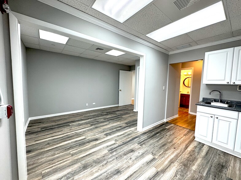 More Photos Of 9856 Derby Ln, Westchester Warehouse For Lease