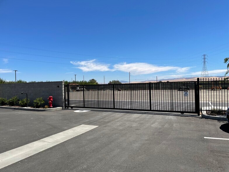 More Photos Of 17400 W Bethany Rd, Tracy Manufacturing For Lease