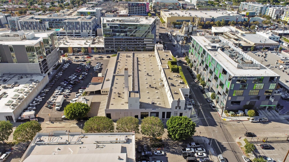 More Photos Of 7000 Romaine St, Los Angeles Showroom For Lease