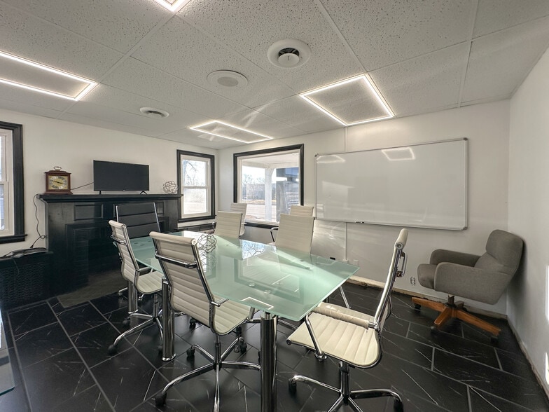 More Photos Of 305 E Maple Rd, Troy Office For Sale