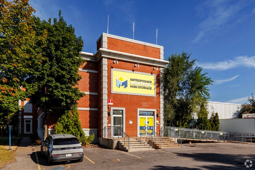 More Photos Of 2707 Av Dollard, Montréal Light Distribution For Lease