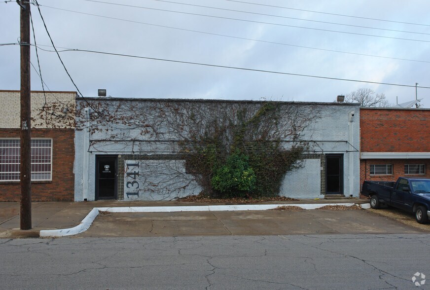 Primary Photo Of 1341 Plowman Ave, Dallas Light Manufacturing For Lease