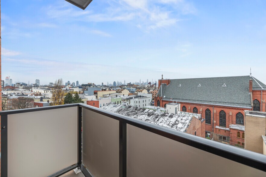 More Photos Of 14 Olive St, Brooklyn Hotel For Lease