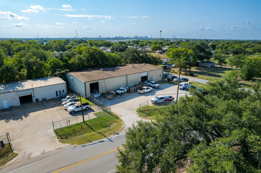More Photos Of 1809 Groesbeck St, Bryan Industrial For Sale