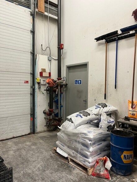 More Photos Of 2919 S Duff Ave, Ames Auto Repair For Lease