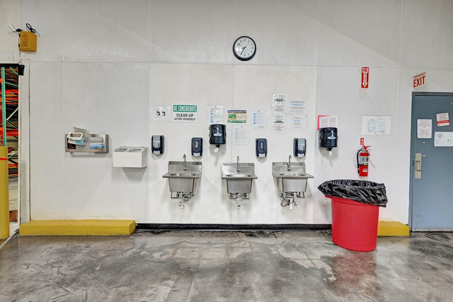 More Photos Of 100 Chamber Plz, Charleroi Supermarket For Lease
