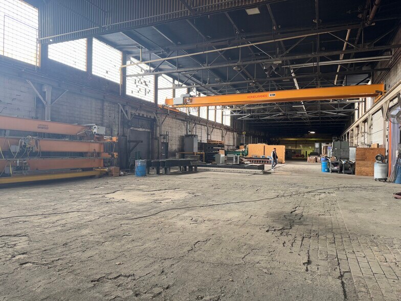 More Photos Of 30 Harris St, Putnam Warehouse For Lease