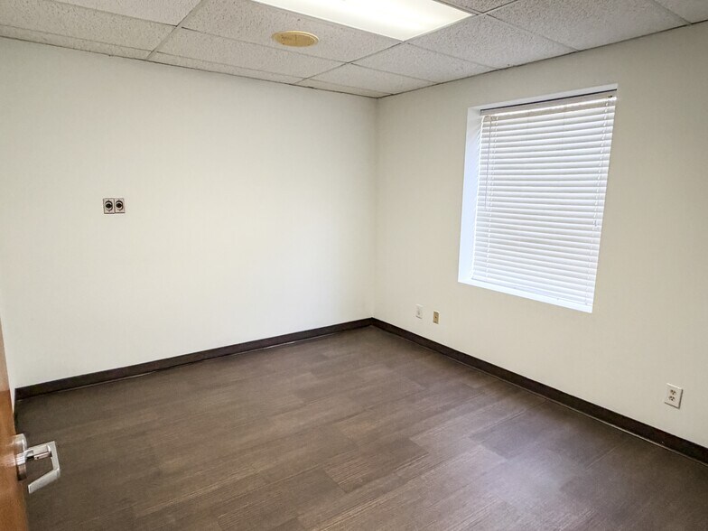 More Photos Of 1449 Forest Ln, Garland Office For Lease