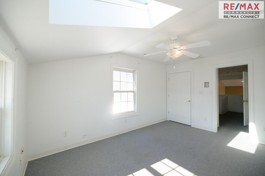 More Photos Of 5333 George Washington Mem Hwy, Yorktown Freestanding For Lease