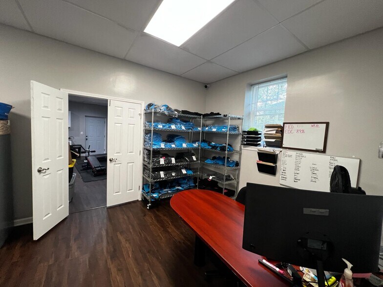 More Photos Of 2712 Sparrows Point Rd, Baltimore Light Manufacturing For Sale