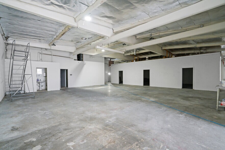 More Photos Of 21328 Hart St, Canoga Park Warehouse For Lease