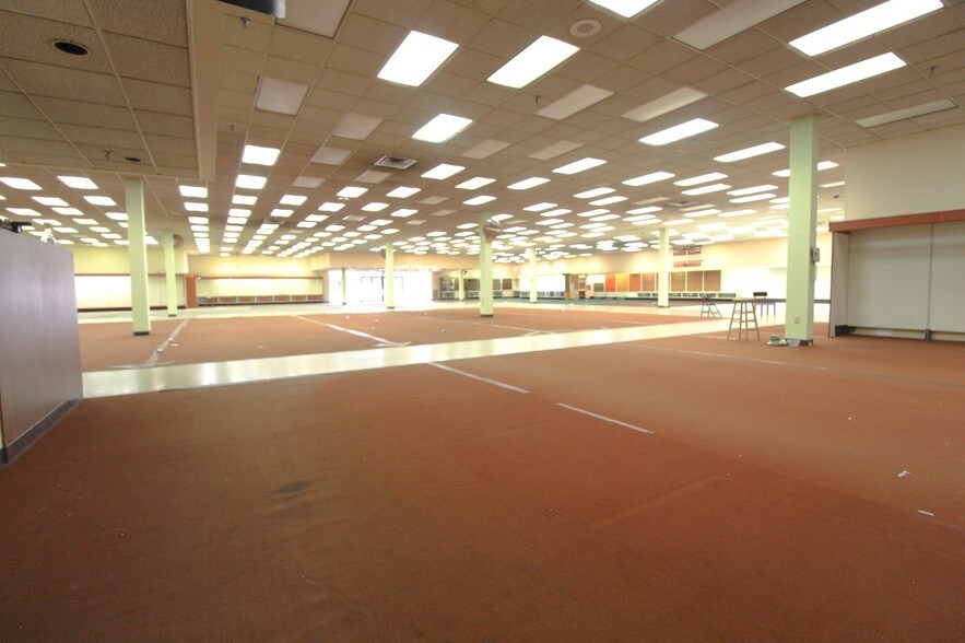 More Photos Of 1010 3rd Ave, Huntington Storefront Retail Office For Lease