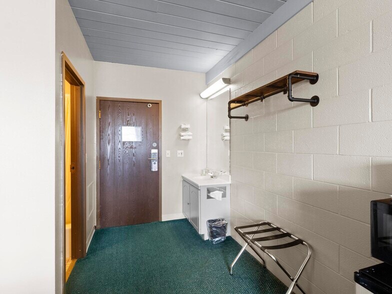 More Photos Of 1904 E Cedar St, Rawlins Hotel For Sale