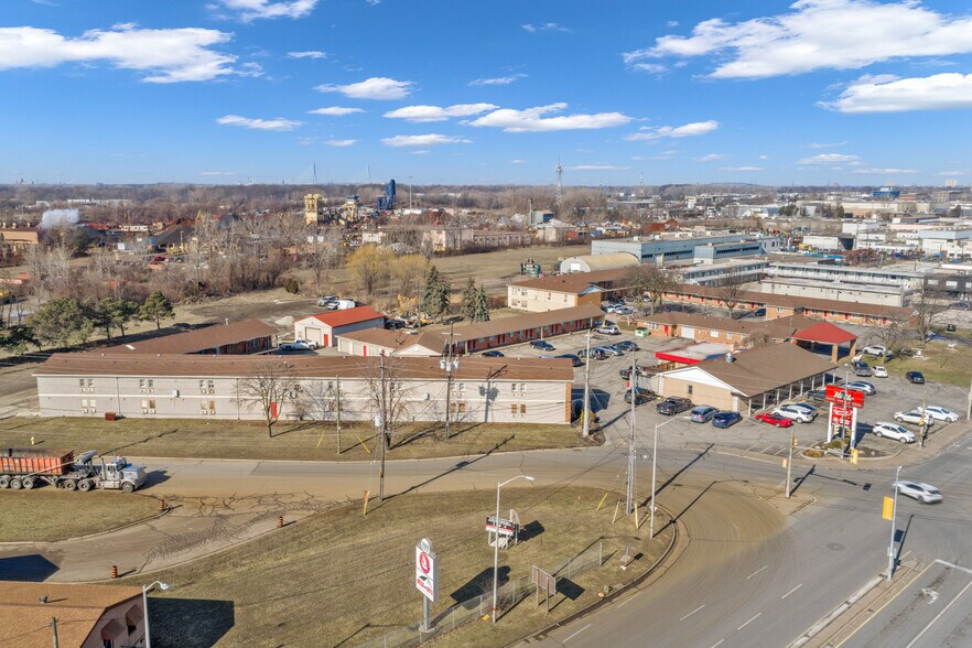 More Photos Of 2889 Howard Av, Windsor Hotel For Sale