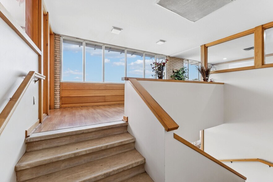 More Photos Of 506 College St W, Fayetteville Office For Sale