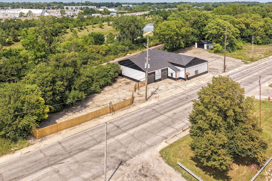 More Photos Of 3910 E 21st St, Indianapolis Auto Repair For Sale