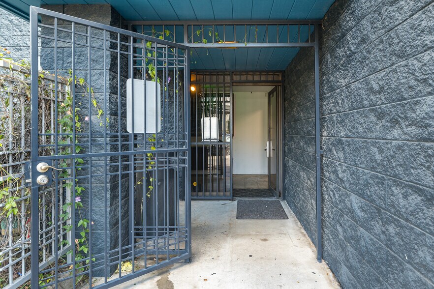 More Photos Of 2720 N Ontario St, Burbank Warehouse For Sale