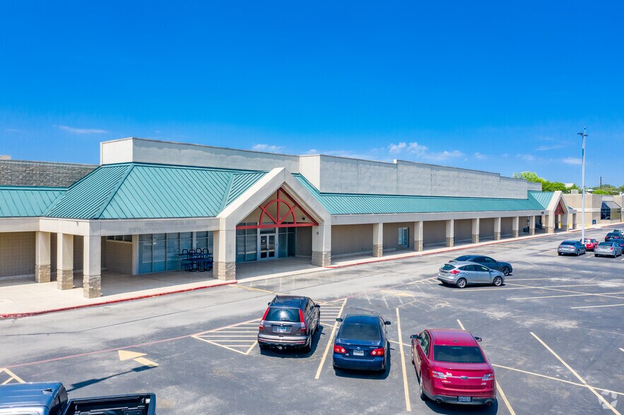 More Photos Of 11711 IH 35 N, San Antonio Office For Lease