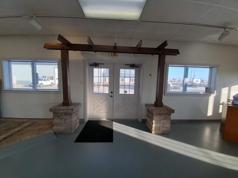 More Photos Of 1804 N Towanda Barnes Rd, Bloomington Flex For Lease