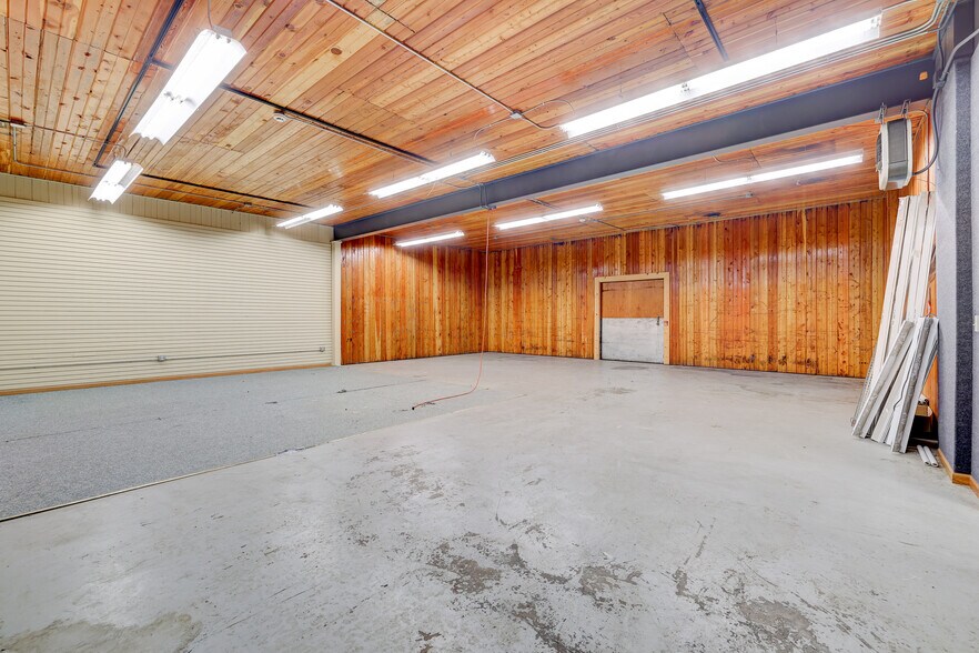 More Photos Of 309 South St, Pella Industrial For Sale