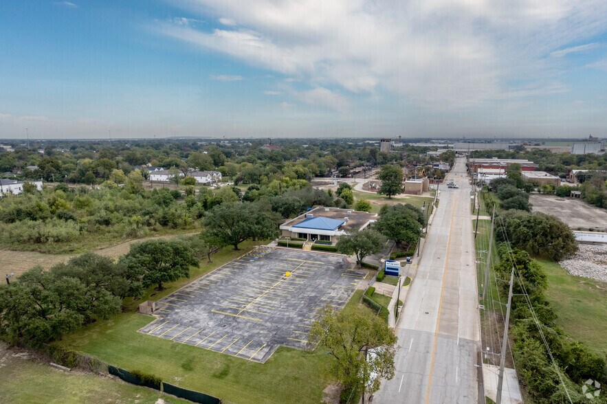 More Photos Of 4101 Clinton Dr, Houston Bank For Lease