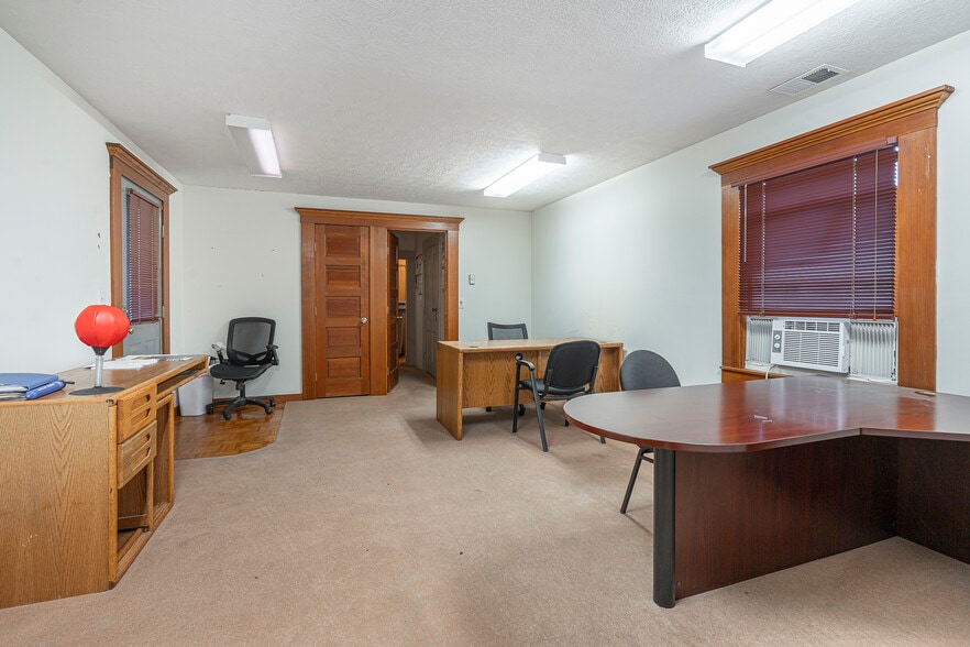 More Photos Of 236 SW Mill St, Dallas Office For Sale