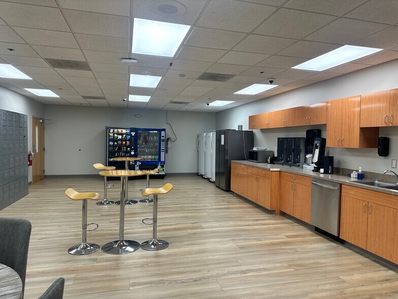 More Photos Of 6021 142nd Ave, Clearwater Office For Lease