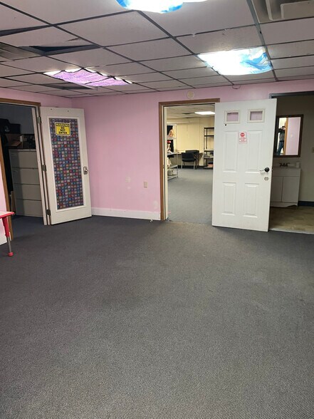 More Photos Of 3949 N River Rd, Freeland Office For Lease