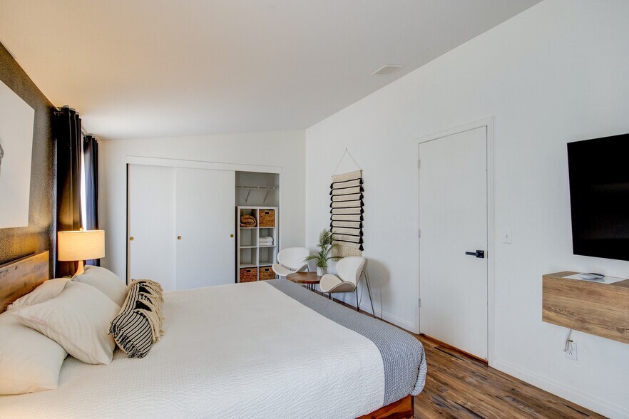 More Photos Of 13383 Sierra Way, Kernville Hotel For Sale