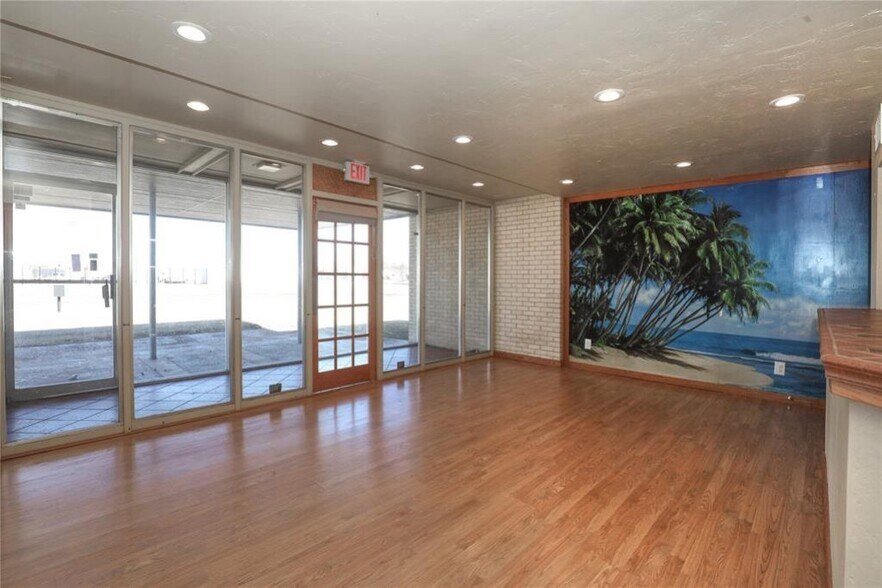 More Photos Of 500 Park Pl, Mustang Medical For Sale