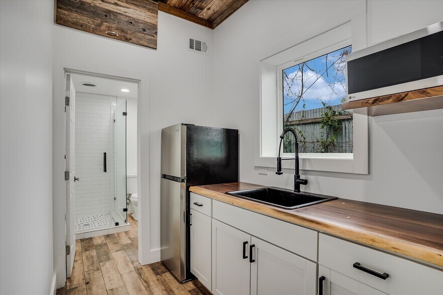 More Photos Of 2602 E Cesar Chavez St, Austin General Retail For Sale