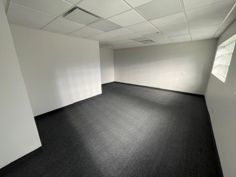 More Photos Of 66-00 Long Island Expy, Maspeth Office For Lease