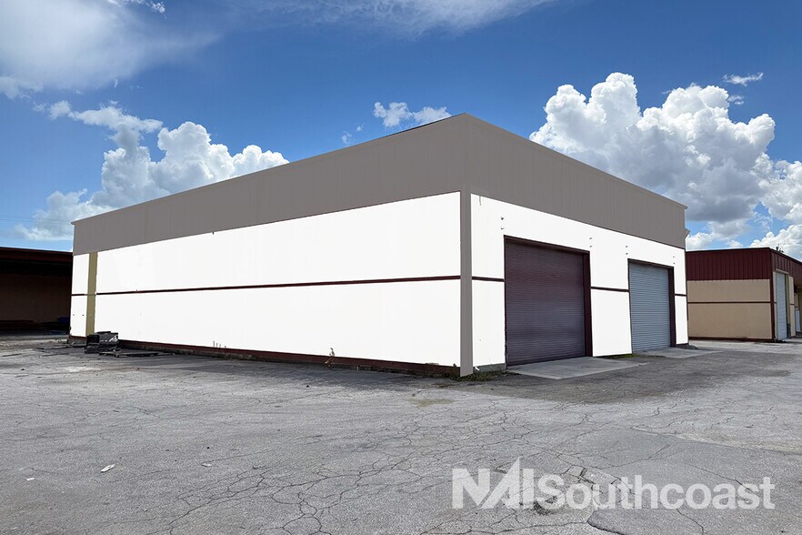 More Photos Of 657 NE Dixie Hwy, Jensen Beach Industrial For Lease