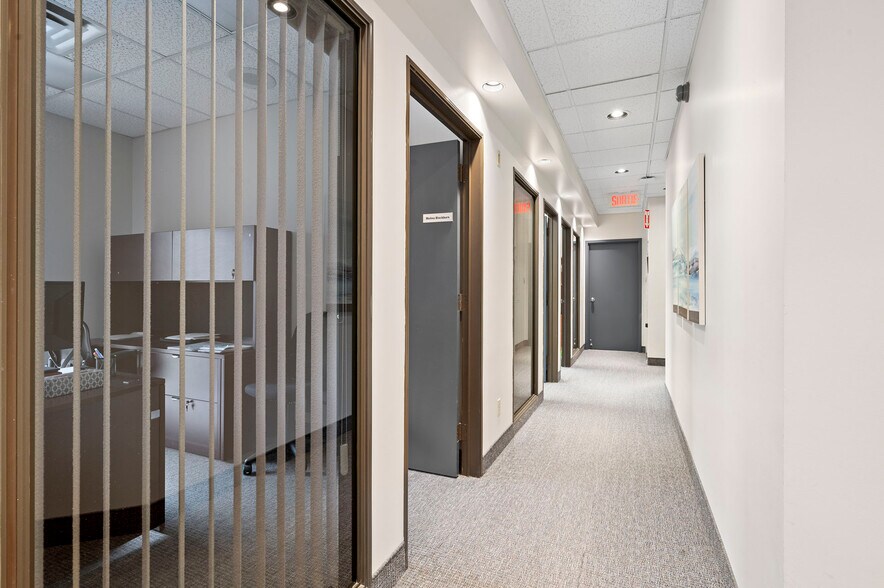 More Photos Of 190 Rue Deragon, Granby Office For Sale