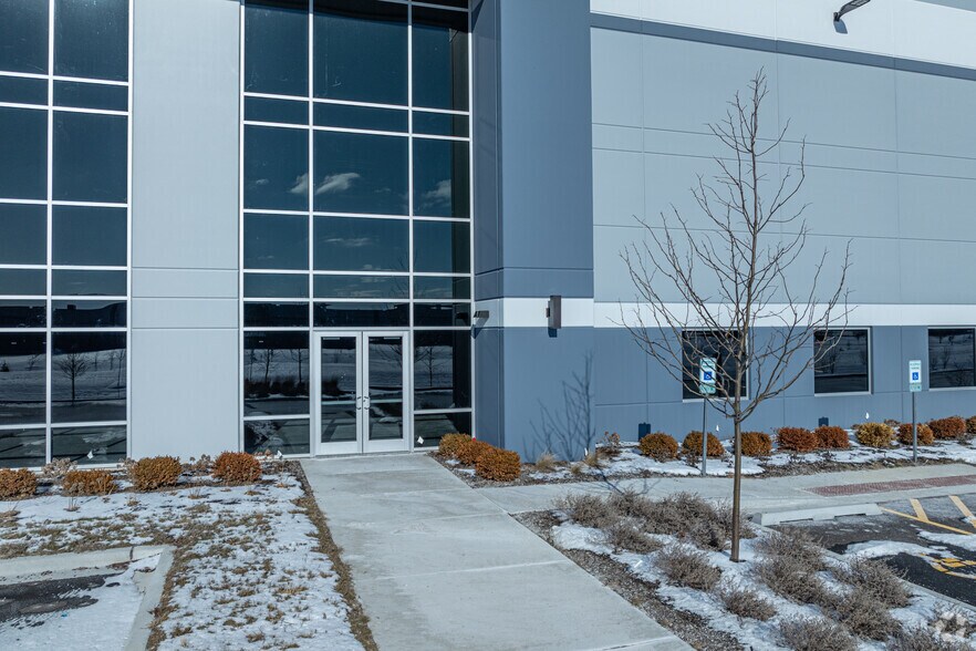 More Photos Of 975 Belle Ln, Bolingbrook Warehouse For Lease